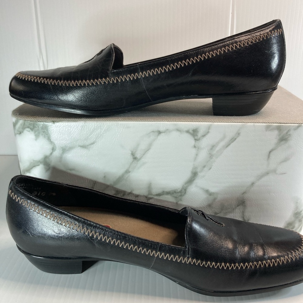 Munro American size 7.5n. M181081 soft black supple‎ leather stitching. Box 7